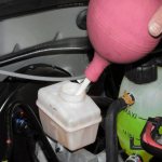 Замена жидкости в гидроприводах тормозов и сцепления Renault Duster